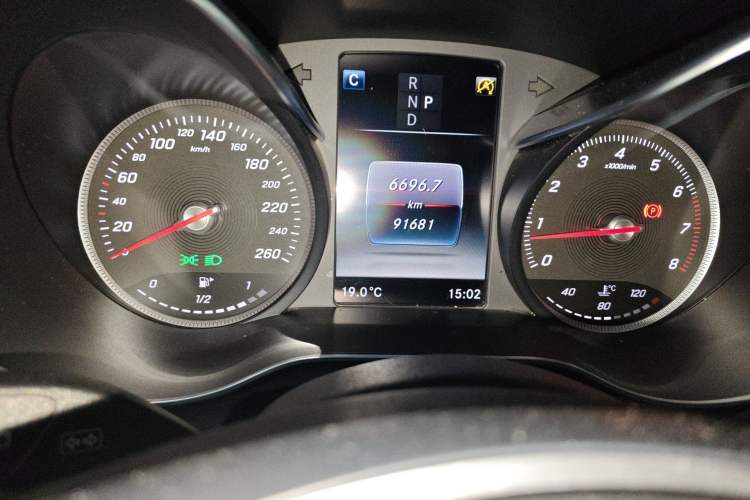 Used Mercedes-Benz GLC 2018 GLC 300 4MATIC Sport Edition Odometer Close Up