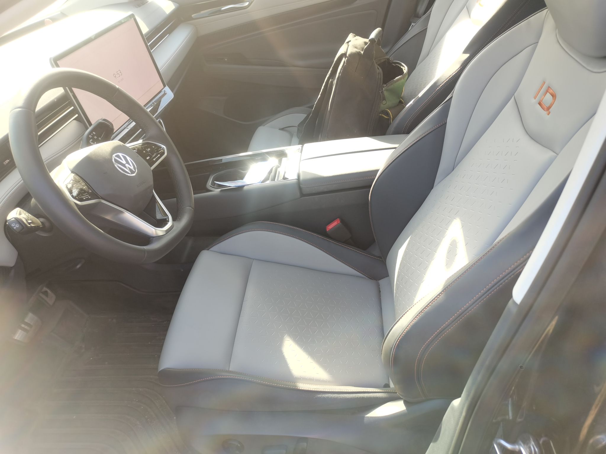 المقاعد الأمامية داخل السيارة