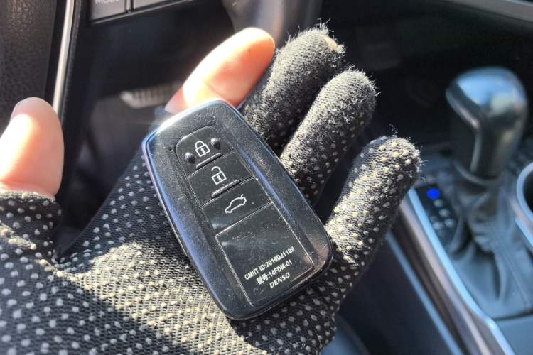 Used Toyota Camry 2019 Revised Version 2.0G Luxury Edition Vehicle Key