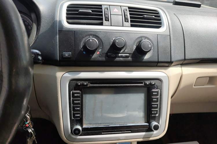 Used Skoda Fabia 2008 1.6L Automatic Crystal Edition Audio And AC Panel