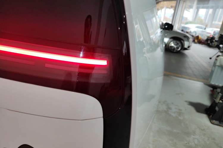 Used Li Auto MEGA 2025 Home Family Special Edition Exterior 6