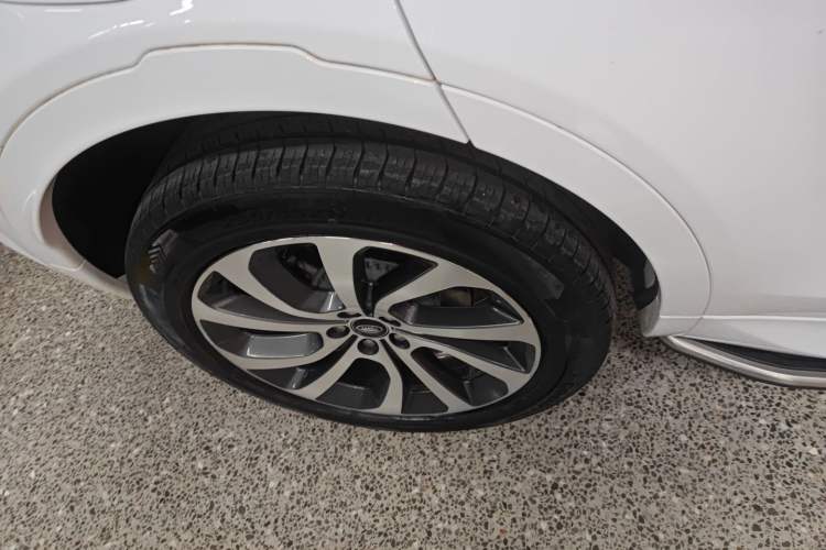 Used Land Rover Discovery Sport 2023 249 PS R-Dynamic S Performance Edition Right Rear Wheel Hub