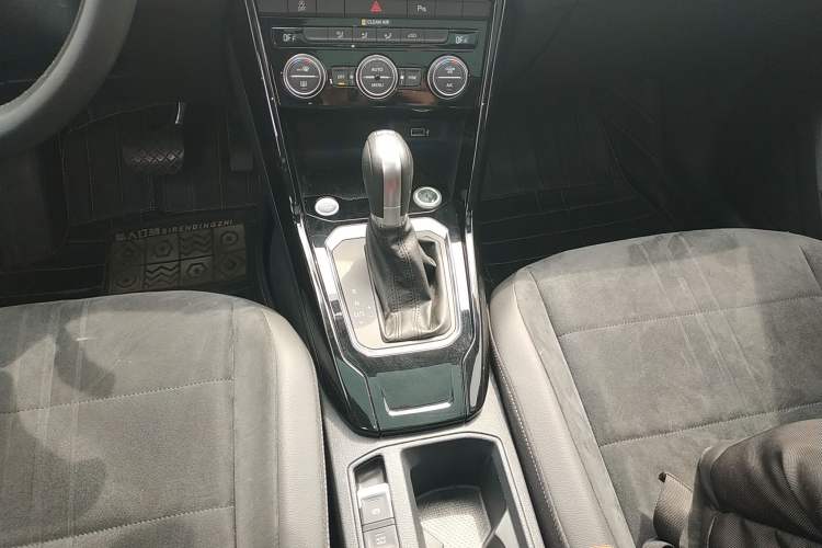Used Volkswagen T-ROC 2018 280TSI DSG Two-Wheel-Drive Luxury Version China V Emission Standard Gear Lever