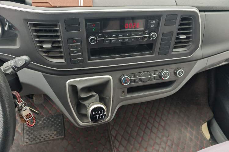 Used SAIC MAXUS Xintu V80 2021 2.0T PLUS Manual All-Around King Short Wheelbase Mid-Roof Variant—5/6/7/8/9-Seater