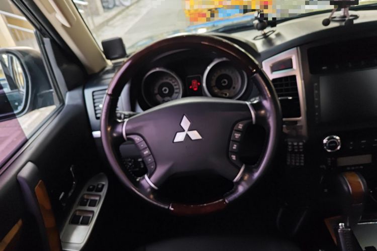 Used Mitsubishi Pajero 2018 3.0L Automatic Luxury Edition Steering Wheel