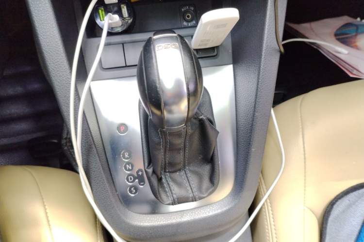 Used Volkswagen Sagitar 2014 1.4TSI BlueMotion Edition Gear Lever