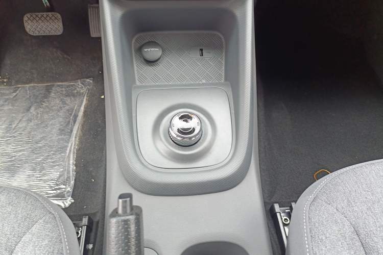 Used Wuling Hongguang New Energy 2024 All-Electric Model 300KM Standard Version Gear Lever