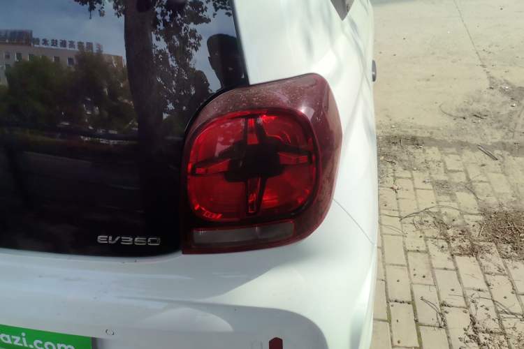 Used Roewe Clever 2021 302 km New Four-Seater Super-Efficient Version Right Rear Taillight