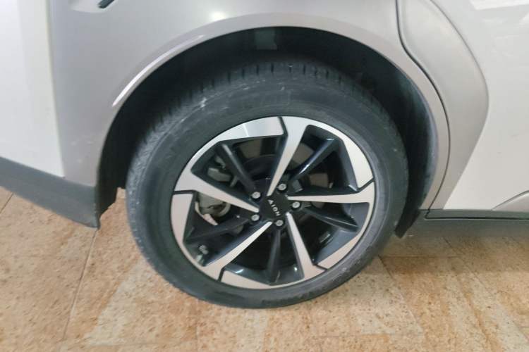 Used AION Y 2022 Plus 70 Smart Edition Right Rear Wheel Hub