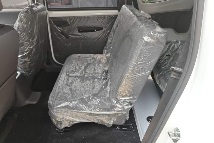 Used Wuling Hongguang New Energy 2024 All-Electric Model 300KM Standard Version Left Rear Seat