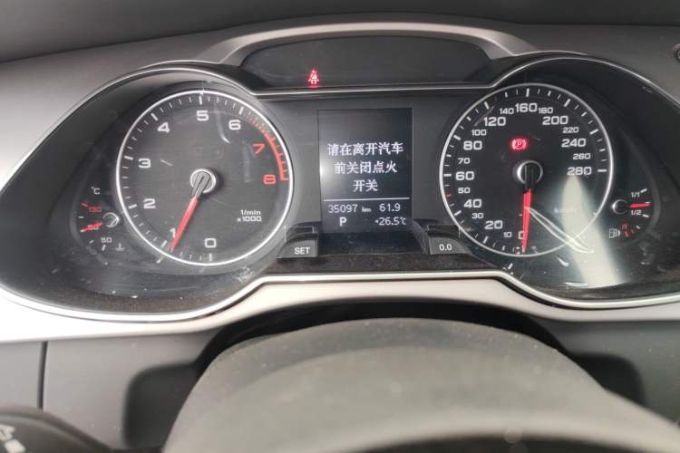 Used Audi A4L 2015 35 TFSI Automatic Standard Model Odometer Close Up