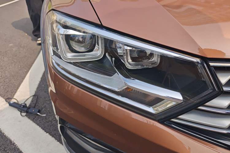 Used Volkswagen C-TREK 2017 230TSI DSG Comfort Version Right Front Headlight