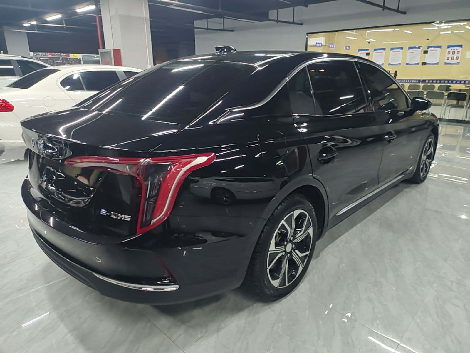 Hongqi E-QM5 2023 Revised Version Basic Travel Edition — снимка 6
