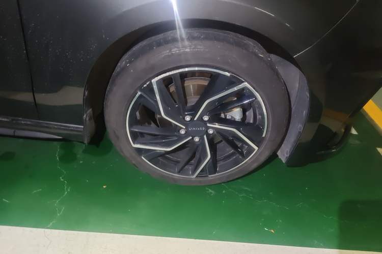 Used Lynk & Co 03 2023 2.0TD DCT JingPro Right Front Wheel Hub