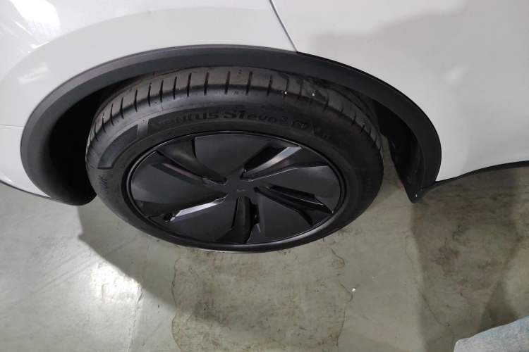 Used Tesla Model Y 2025 Long-Range All-Wheel-Drive Version