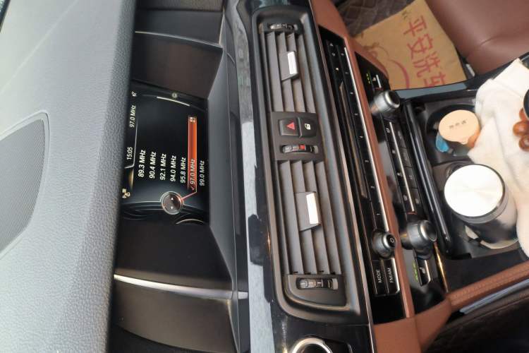 Used BMW 5 Series 2017 520Li Elegant Edition Audio And AC Panel