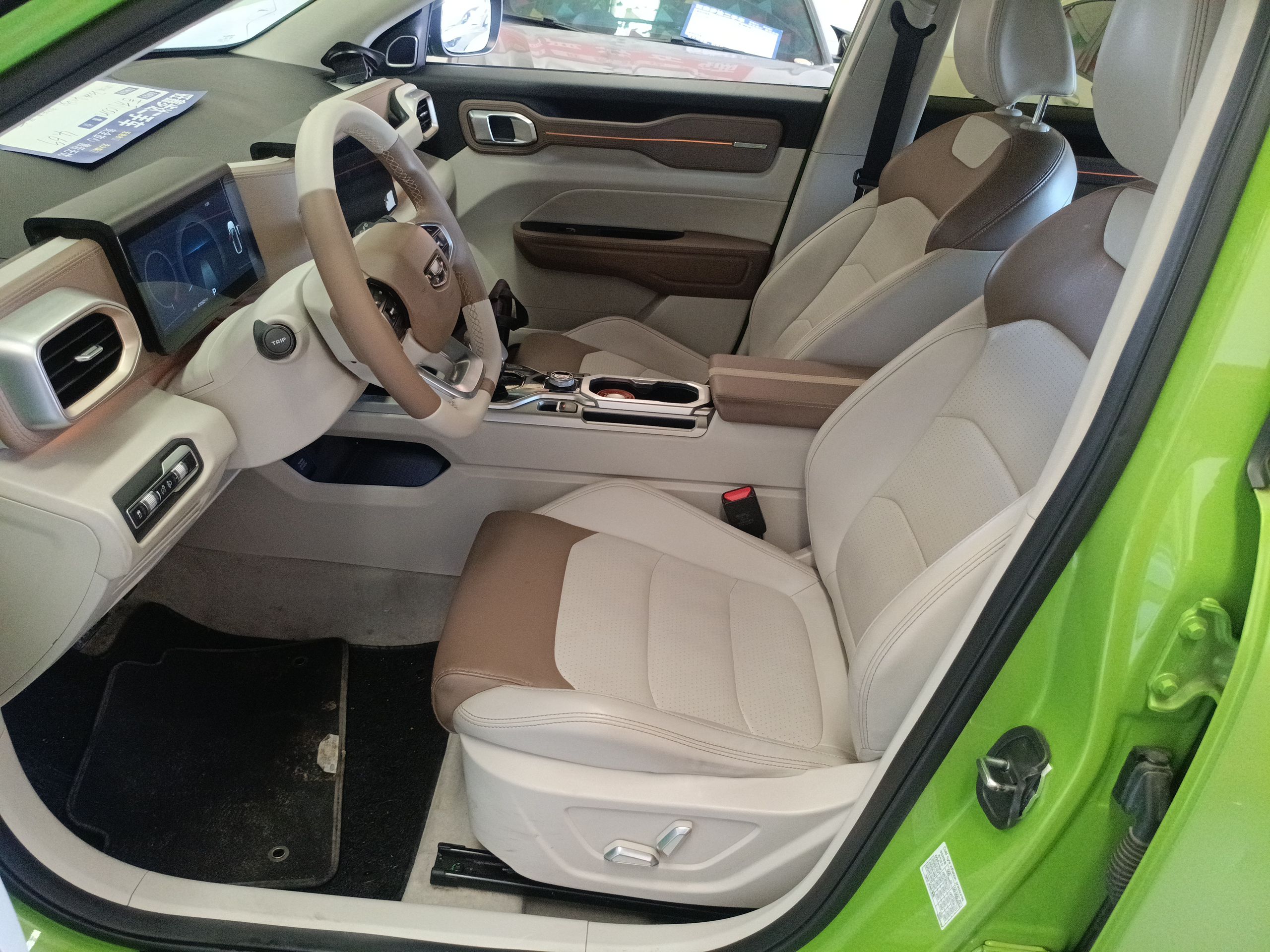 المقاعد الأمامية داخل السيارة