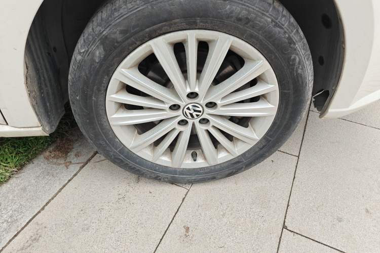 Used Volkswagen Gran Lavida 2013 1.6L Automatic Comfort Model Right Front Wheel Hub