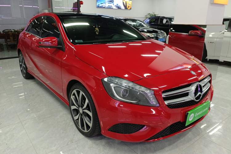 Used Mercedes-Benz A-Class 2015 A 200 Fashion Model Front Right 45 Deg