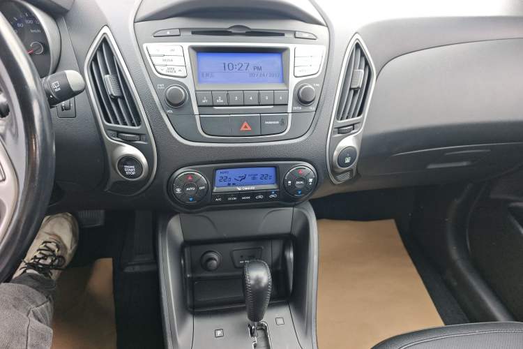 Used Hyundai ix35 2015 2.0L Automatic 2WD Smart Version China V Standard Audio And AC Panel