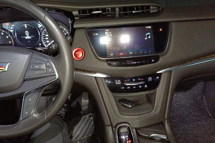 Used Cadillac XT5 2018 28T Four-Wheel Drive Luxury Model Audio And AC Panel