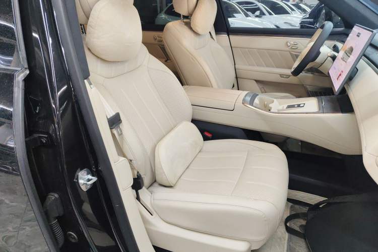 Used ONVO Luxeed L90 2025 Model—Ultra Six-Seater Version
