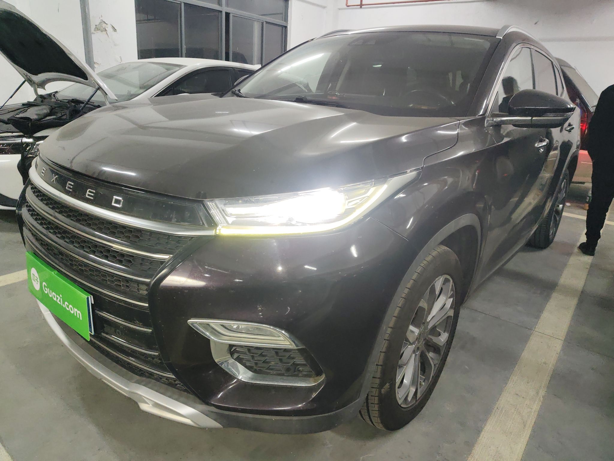 Под передней частью автомобиля