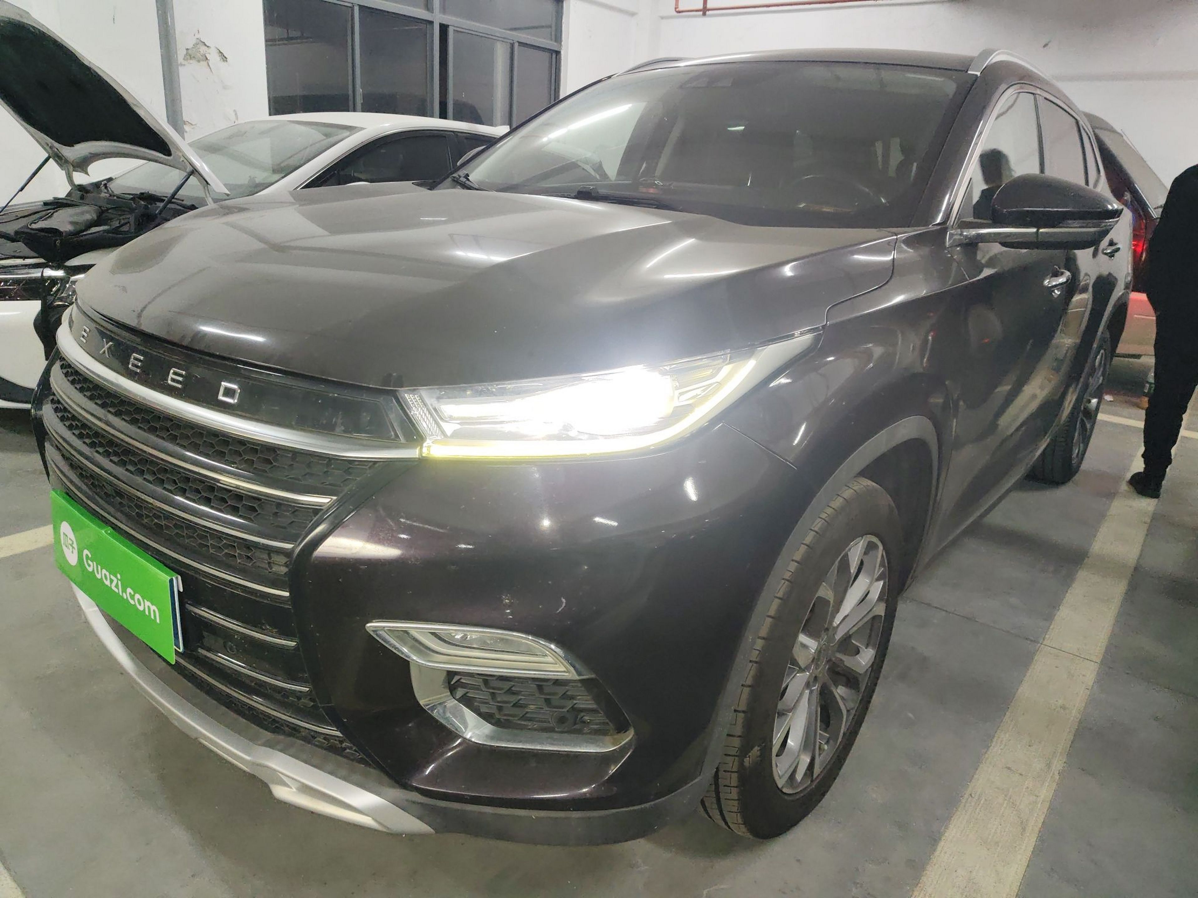 Под передней частью автомобиля