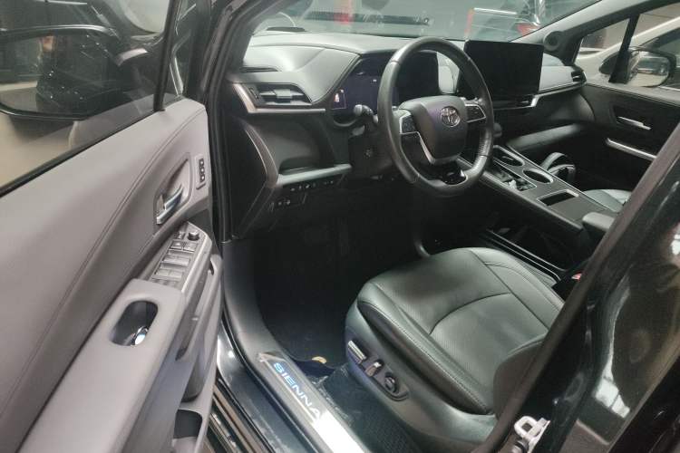Used Toyota Sienna 2021 2.5L Hybrid Platinum Edition
