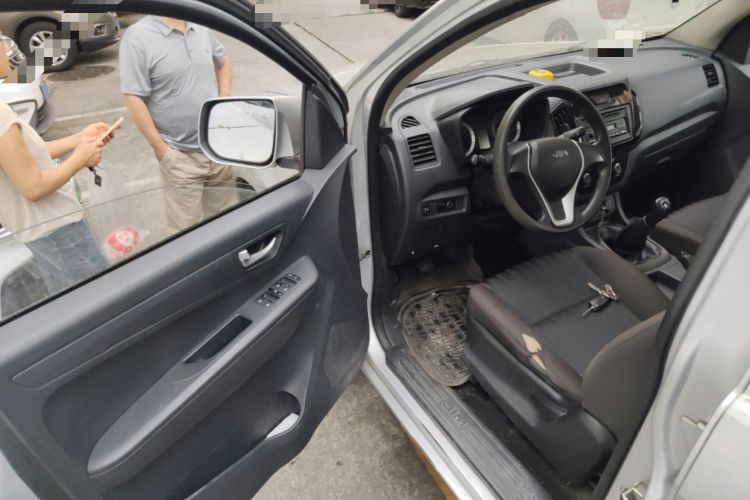 Used Isuzu JLM 2018 2.0T Two-Wheel-Drive Gasoline Luxury Version with Extended Cargo Bed 4K21D4T Driver Seat