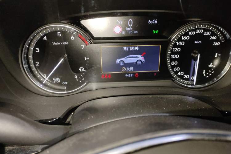 Used Cadillac XT5 2020 28T Luxury Version Odometer Close Up