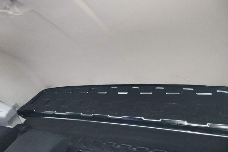 Used Iveco Daily 2023 2.8T V40 Van Long Wheelbase Mid-Roof Dual Tires Manual Doors 2-3 Seater
