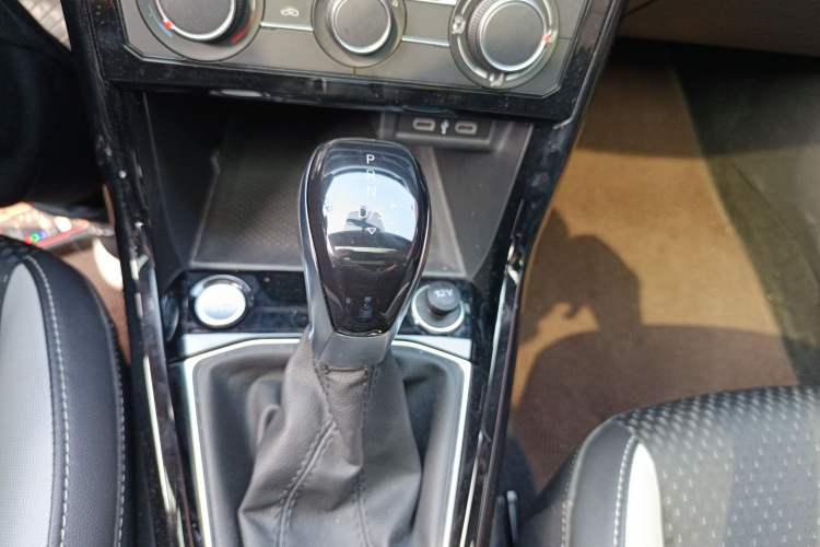 Used Volkswagen Tacqua 2023 200TSI DSG Joy-Connect Edition Gear Lever