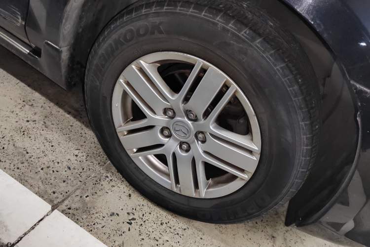 Used Mazda 8 2013 2.5L Ultimate Edition Right Front Wheel Hub