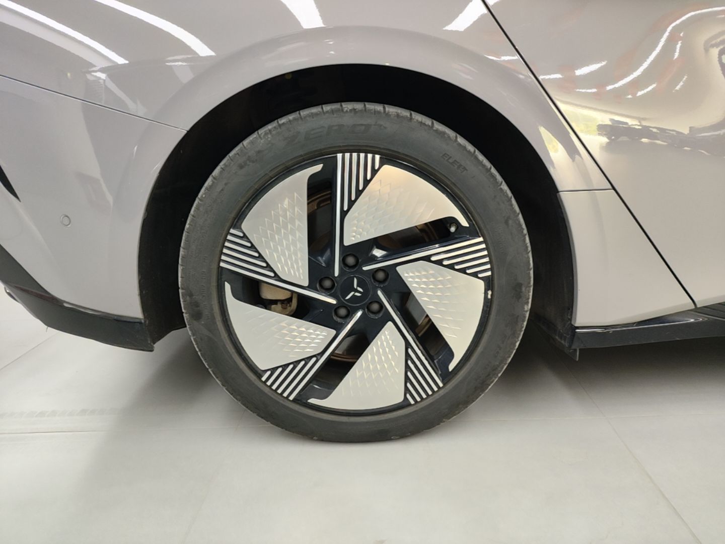 Hongqi EH7 2025 640 All-Wheel Drive Smart Selection Edition — снимка 11
