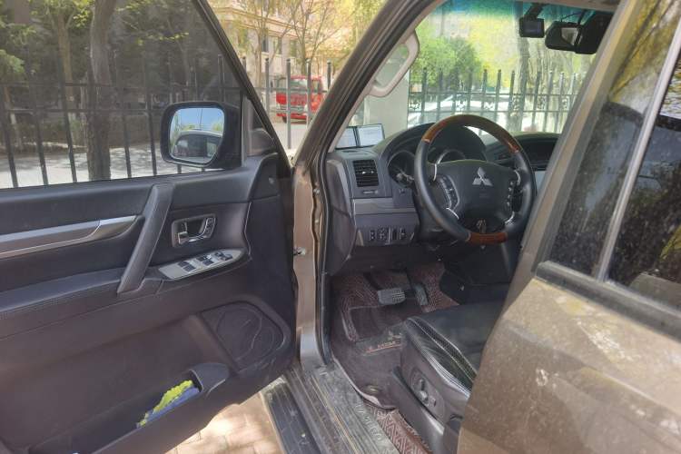 Used Mitsubishi Pajero 2011 3.0L Elite Edition Driver Seat