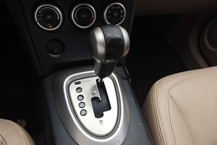 Used Nissan Qashqai 2011 2.0 XV Lea CVT 2WD Gear Lever