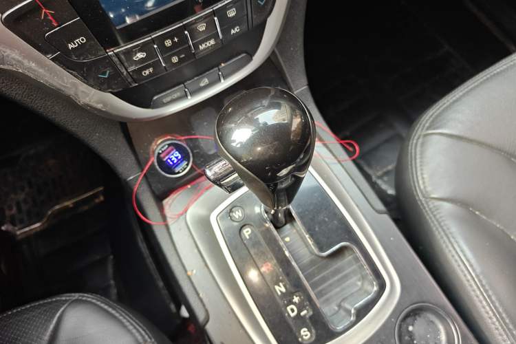 Used GAC Trumpchi GS5 2013 1.8T Automatic Two-Wheel Drive Elite Edition Gear Lever
