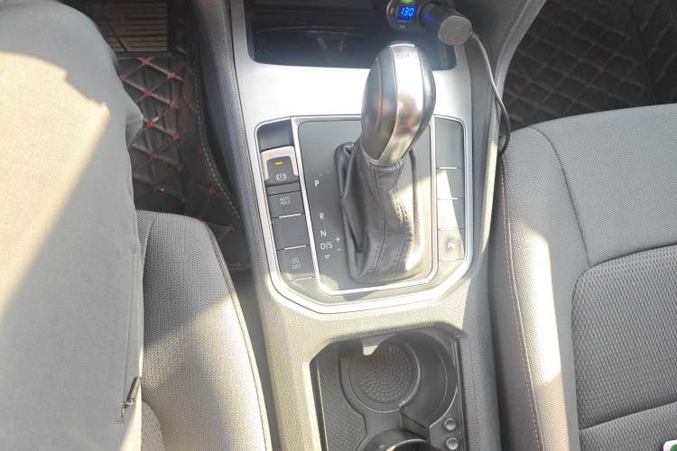 Used Volkswagen Golf Sportsvan 2016 230TSI Automatic Trend Edition Gear Lever