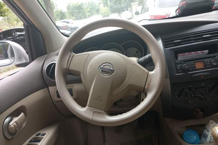 Used Nissan Livina 2010 Jingyue Edition 1.6L Manual All-Around Model