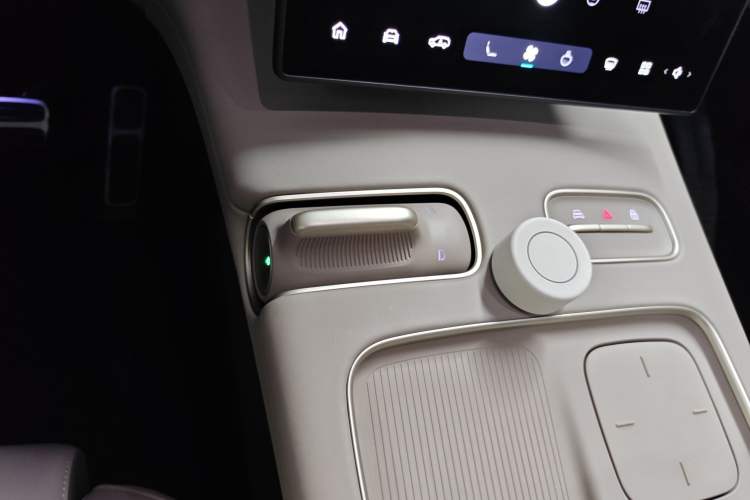 Used Nio ES8 2023 75 kWh Executive Edition Gear Lever