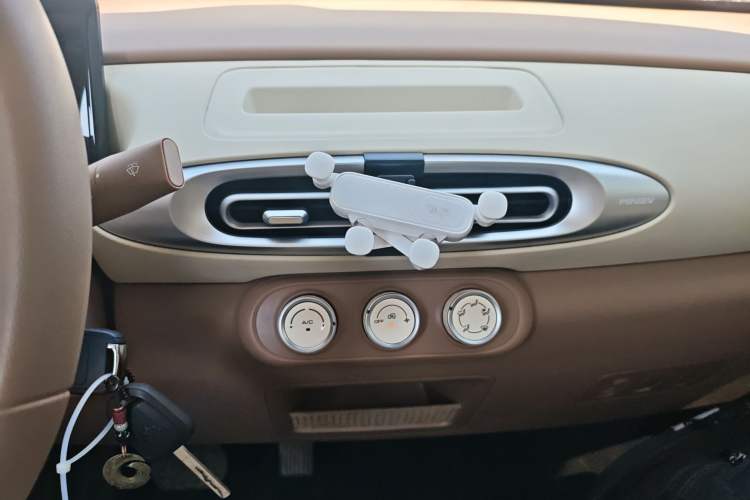 Used Wuling Hongguang MINIEV 2025 Four-Door Version Advanced Edition Audio And AC Panel