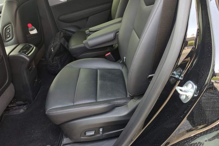 Used Cadillac XT6 2025 2.0T Six-Seater Four-Wheel-Drive Luxury Executive Classic Edition Left Rear Seat