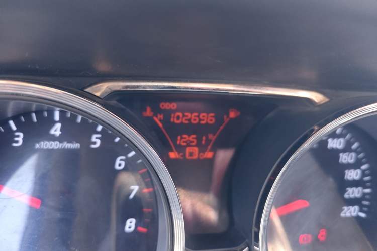 Used Nissan Livina 2015 1.6XE Manual Comfort Edition Odometer Close Up