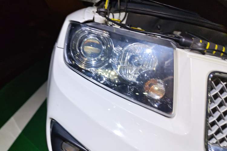 Used Jeep Compass 2014 2.4L four-wheel drive luxury version Right Front Headlight