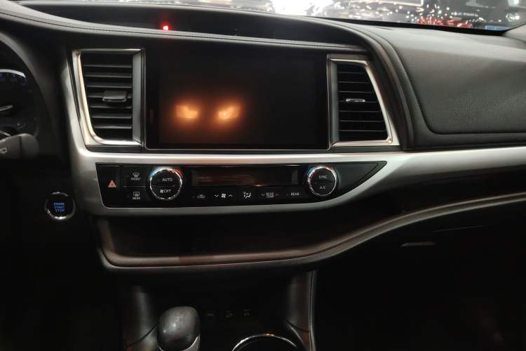 Used Toyota Highlander 2018 2.0T Four-Wheel Drive Prestige Version 7 Seats China V Emission Standard Audio And AC Panel