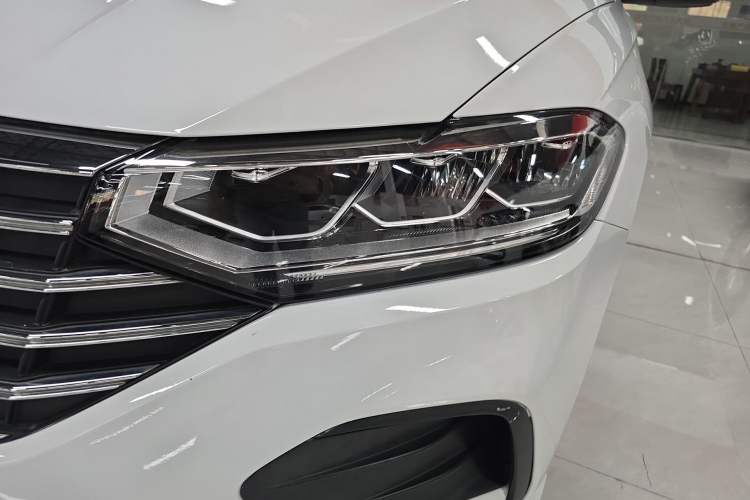 Used Volkswagen Lavida 2023 1.5L Automatic De Yi Edition Left Front Headlight