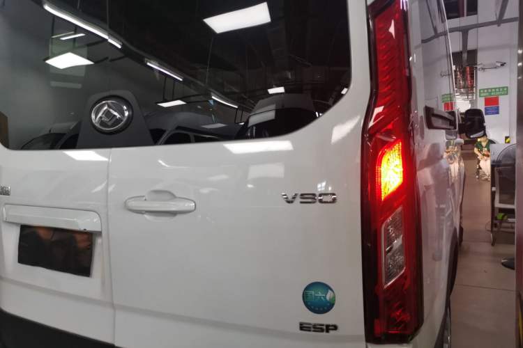 Used SAIC MAXUS Xintu V90 2022 2.0T Manual – Yunjie Front-Wheel-Drive Short Wheelbase Mid-Roof Design with Single Rear Tire 6-Seater
