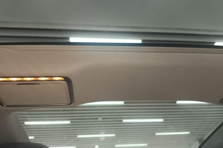 Used Mercedes-Benz E-Class New Energy 2022 Restyled E 350 e L Plug-in Hybrid Sedan Headliner