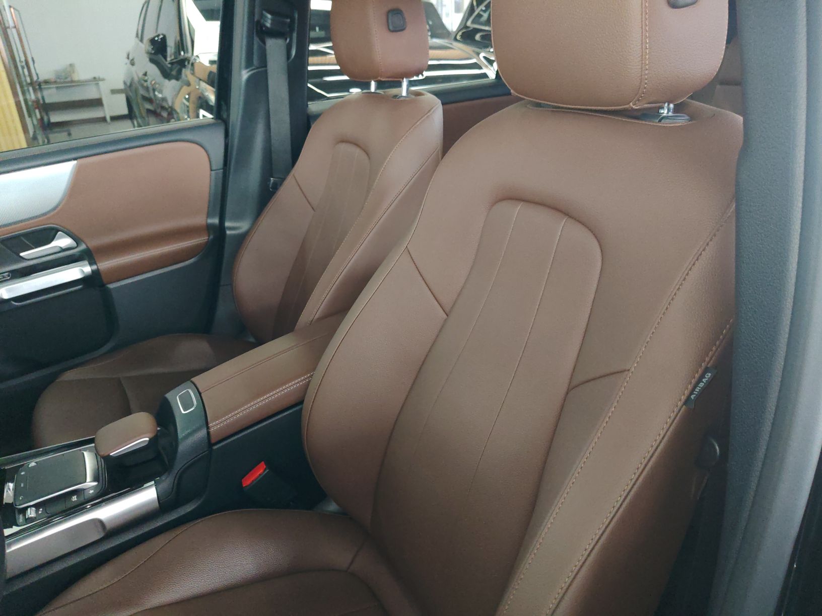 المقاعد الأمامية داخل السيارة